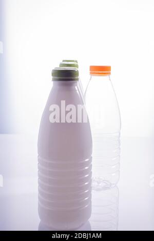 Gruppe von weißen Plastikflaschen, im Konzept. Auf weißem Hintergrund. Stockfoto