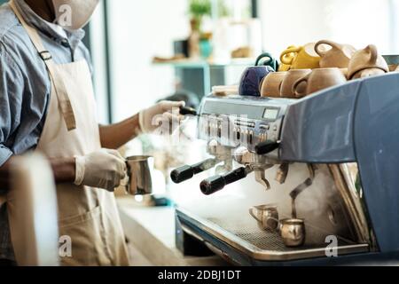 Arbeiten Sie mit Kaffee-Ausrüstung in modernen Café Stockfoto