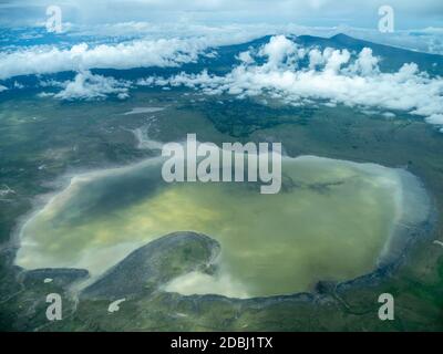Luftaufnahme des Ngorongoro Kraters im Ngorongoro Conservation Area, UNESCO Weltkulturerbe, Tansania, Ostafrika, Afrika Stockfoto