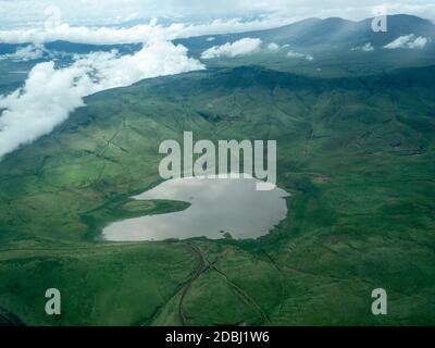 Luftaufnahme des Ngorongoro Kraters im Ngorongoro Conservation Area, UNESCO Weltkulturerbe, Tansania, Ostafrika, Afrika Stockfoto