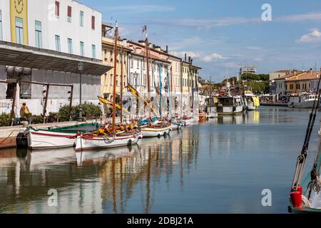 Cesenatico, Emilia Romagna, Italien - 8. September 2019: Der von Leonardo da Vinci entworfene Hafenkanal und die Altstadt von Cesenatico an der Küste des adriatischen Meeres Stockfoto