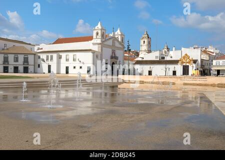 Santa Maria Kirche und Brunnen, Infante Dom Henrique Platz, Lagos, Algarve, Portugal, Europa Stockfoto