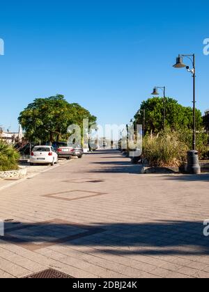 Cesenatico, Emilia Romagna, Italien - September 13 2019: Die lange Strandpromenade in Cesenatico. italien Stockfoto