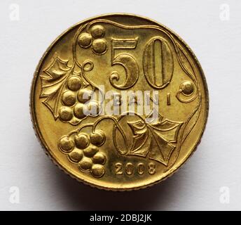 Rumänische 50 Bani Münze auf weißem Hintergrund Stockfoto