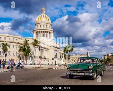 Oldtimer am Paseo del Prado und El Capitolio, Havanna, Provinz La Habana, Kuba, Westindien, Mittelamerika Stockfoto