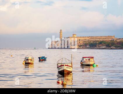 Fischerboote und Schloss El Morro bei Sonnenaufgang, Havanna, Provinz La Habana, Kuba, Westindien, Mittelamerika Stockfoto