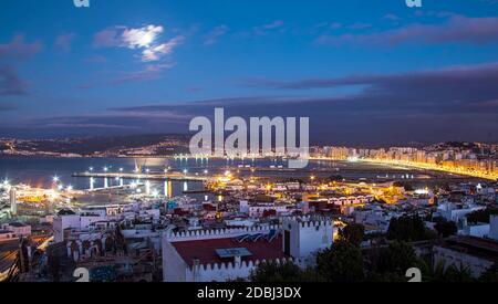 Panoramablick auf Tanger bei Nacht. Tanger ist eine marokkanische Stadt im Norden Marokkos in Afrika. Stockfoto