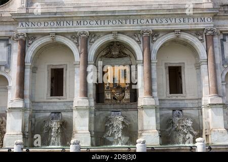 Die Fontana dell'Acqua Paola, auch als Il Fontanone ("der große Brunnen") bekannt, ist ein monumentaler Brunnen auf dem Gianicolo in Rom. Italien Stockfoto