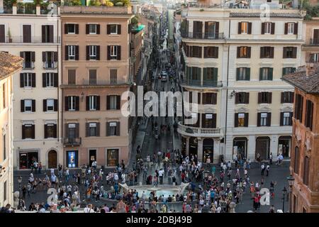 ROM, ITALIEN - 11. JUNI 2015: Fontana della Barcaccia und Via dei Condotti von der Allerheiligsten Dreifaltigkeit in Rom aus gesehen. Stockfoto