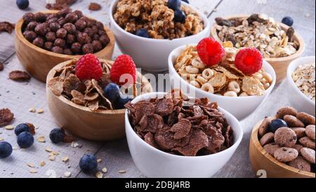 Schalen mit verschiedenen Arten von Frühstück Getreideprodukte. Stockfoto