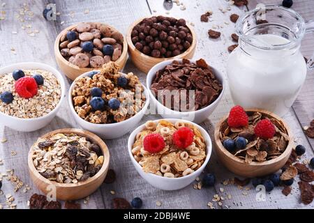 Schalen mit verschiedenen Arten von Frühstück Getreideprodukte. Stockfoto
