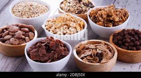 Schalen mit verschiedenen Arten von Frühstück Getreideprodukte. Stockfoto