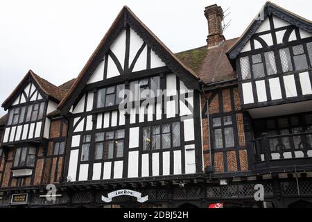 Eine Parade von Geschäften in Station Road West, Oxted, Surrey Stockfoto