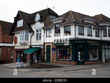 Eine Parade von Geschäften in Station Road West, Oxted, Surrey Stockfoto