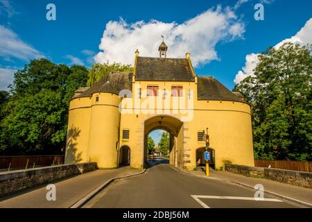Ezelpoort (Donkey's Gate), befestigtes Tor, Brügge, Westflandern, Belgien, Europa Stockfoto