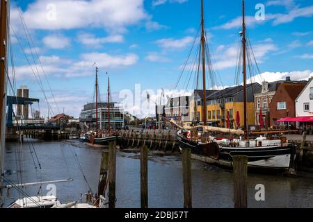 Platt Boote bei Ebbe im Husumer Binnenhafen Stockfoto