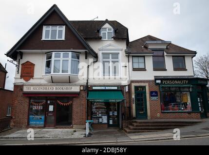 Eine Parade von Geschäften in Station Road West, Oxted, Surrey Stockfoto