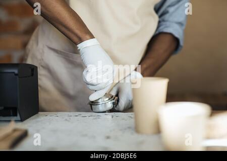 Großartiger Service und köstlicher Kaffee zum Mitnehmen während der sozialen Distanz Modernes Cafe Stockfoto