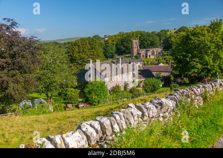 Blick auf Dorfkirche und Trockenmauern, Hartington, Peak District National Park, Derbyshire, England, Großbritannien, Europa Stockfoto