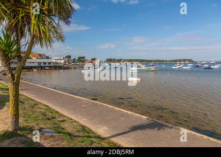 Blick auf Sandbanks und Poole Harbour von Bank Road, Poole, Dorset, England, Großbritannien, Europa Stockfoto