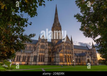 Blick auf die Salisbury Cathedral in der Abenddämmerung, Salisbury, Wiltshire, England, Großbritannien, Europa Stockfoto