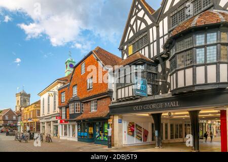 Blick auf Old George Mall, Geschäfte und Bars auf der High Street, Salisbury, Wiltshire, England, Großbritannien, Europa Stockfoto