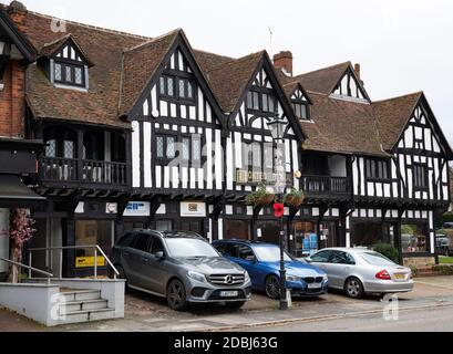 Eine Parade von Geschäften in Station Road West, Oxted, Surrey Stockfoto