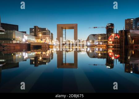 La Grande Arche in der Dämmerung, La Defense, Puteaux, Paris, Ile-de-France, Frankreich, Europa Stockfoto