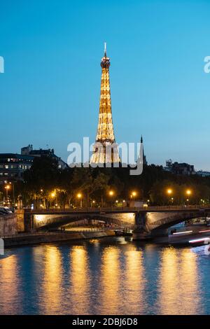 Eiffelturm und seine bei Dämmerung, Paris, Ile-de-France, Frankreich, Europa Stockfoto