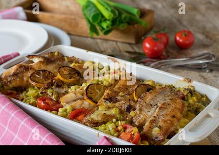 mediterrane Mahlzeit in einer Kasserolle mit Fisch Stockfoto