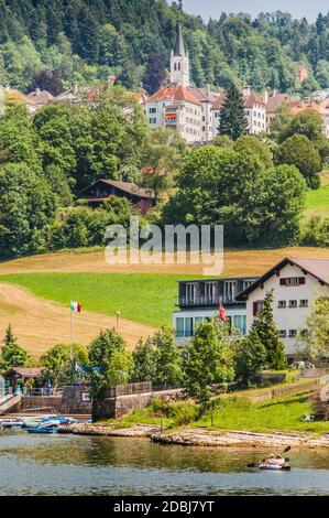 Villers-le-Lac am Ufer des Doubs und des Doubs Wasserfälle in Frankreich Stockfoto