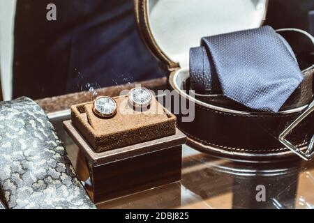 Herren Accessoires Riemen Manschettenknöpfe Fliege Schmetterling Hemd Luxus Hochzeit Stockfoto