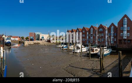 Yachten bei Ebbe im Husumer Binnenhafen Stockfoto