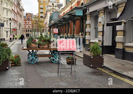 Die Straße wurde während der zweiten nationalen Sperre in England für das Social Distancing-Schild in Covent Garden, London, gesperrt. Stockfoto