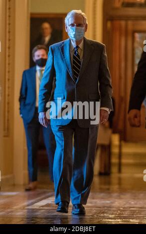 Washington, Usa. November 2020. Der US-Senator, Mehrheitsführer Mitch McConnell (R-KY), kehrt zu seinem Büro zurück, nachdem er am Dienstag, dem 17. November 2020, die Senatsetage im US-Kapitol in Washington, DC eröffnet hat. In Bezug auf Präsident Trumps Plan für eine rasche Reduzierung der US-Truppenpräsenz in Afghanistan sagte der Mehrheitsführer des Senats Mitch McConnell unverblümt: "EIN rascher Abzug der US-Streitkräfte aus Afghanistan würde jetzt unseren Verbündeten schaden und die Menschen erfreuen, die uns Schaden wünschen." Foto von Ken Cedeno/UPI Kredit: UPI/Alamy Live Nachrichten Stockfoto