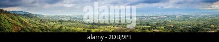Panoramablick auf die Landschaft Costa Ricas und kleine Bauernhöfe in der Nähe von San Jose. Stockfoto