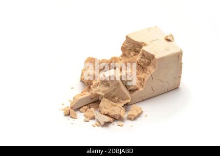 Zerkrümelte frische Hefe blockieren auf weißem Hintergrund. Stockfoto