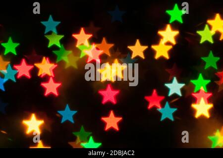 Weihnachten Hintergrund. Verschwommener Weihnachten Bokeh Hintergrund, festliche Weihnachten mehrfarbigen Bokeh Hintergrund. Urlaub Weihnachten leuchtende Farbe Lichter mit s Stockfoto