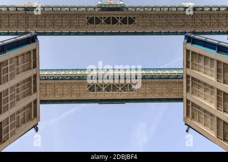 Tower Bridge offen, ikonische Brücke öffnet sich für ein Boot, niedriger Winkel von unterhalb der Brücke, Besucher in Bridge Walkway, London, England, Großbritannien Stockfoto