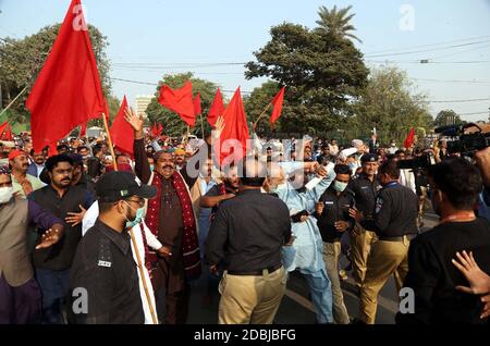 Polizeibeamte sind Mitglieder der lokalen Regierung von Sindh, während sie während ihrer Protestdemonstration gegen die Nichtzahlung ihrer Gehälter in der Nähe des Gouverneurshauses in Karachi am Dienstag, dem 17. November 2020, in Richtung der roten Zone zu bewegen versuchen. Stockfoto