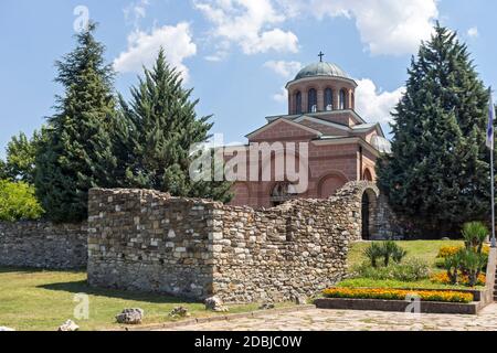 Panoramablick auf das mittelalterliche Kloster St. Johannes der Täufer in der Stadt Kardzhali, Bulgarien Stockfoto