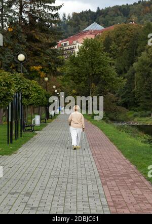 Ältere Frau beim nordic Walking in Wisla, Polen Stockfoto