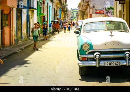 15. Juli 2019 - Havanna Kuba. Altes Retro-Auto in Havanna mit typischen Gebäuden Stockfoto