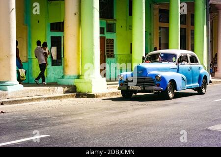 15. Juli 2019 - Havanna Kuba. Altes Retro-Auto in Havanna mit typischen Gebäuden Stockfoto