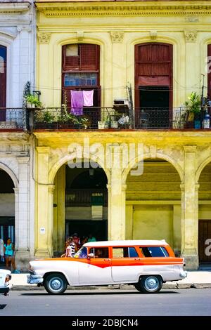 15. Juli 2019 - Havanna Kuba. Altes Retro-Auto in Havanna mit typischen Gebäuden Stockfoto