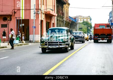 15. Juli 2019 - Havanna Kuba. Altes Retro-Auto in Havanna mit typischen Gebäuden Stockfoto