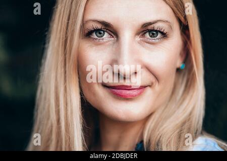 Nahaufnahme Porträt der blauäugigen blonden Frau Stockfoto