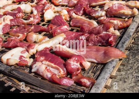 Durch Trocknen konservieren Schweinefleisch mit Sonnengetrockneten auf Bambus Korb-webart palat. Stockfoto