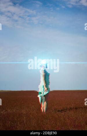 Frau geht in die virtuelle Realität mit Virtual-Reality-Headset. Bild mit Glitch-Effekt. Stockfoto
