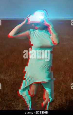 Frau geht in die virtuelle Realität mit Virtual-Reality-Headset. Bild mit Glitch-Effekt. Stockfoto